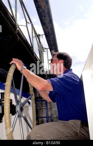 Frankreich, Loire.  Kanal-Boot Skipper, Steve Pope, immer bereit, Ente, wie seine Hotel-Schiff unter einer enganliegenden Brücke rutscht Stockfoto