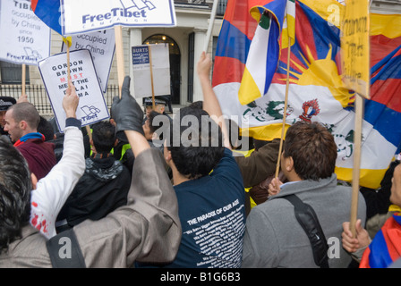 Demonstranten, Plakate und tibetische Fahnen bei Mahnwache gegenüber chinesischen Botschaft nach brutalen Niederschlagung des Protests in Lhasa Stockfoto