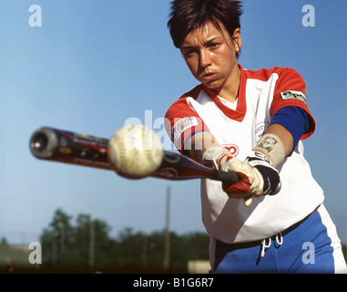 Vorderansicht einer Frau Baseball spielen Stockfoto