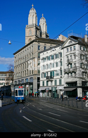 Grossmünster und Straßenbahn Zürich Schweiz Stockfoto