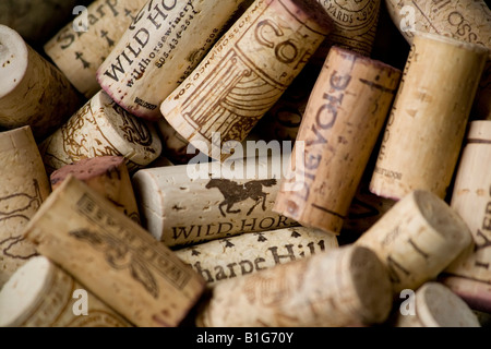 Nahaufnahme von einem Haufen von Korken von Weinflaschen. Stockfoto