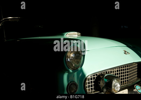 Foto von der Haube von einem klassischen Ford Thunderbird Stockfoto