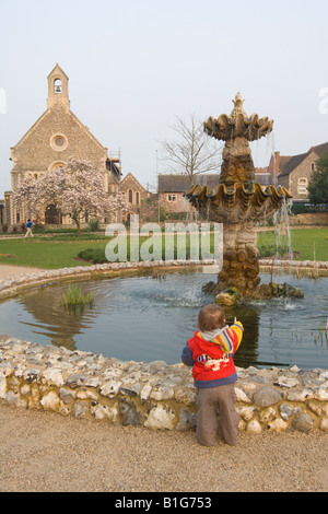 14 Monate altes Baby, Blick auf Brunnen in den Forbury Gärten Reading Berkshire England UK Stockfoto