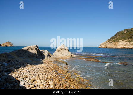 Blick vom Ufer aus zu betauchen Insel, Javea / Xabia, Provinz Alicante, Comunidad Valenciana, Spanien Stockfoto