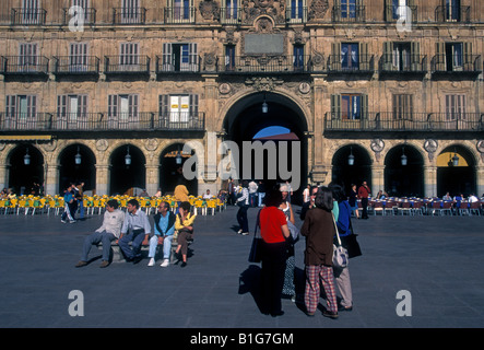 Spanier, Spanier, Plaza Mayor, Salamanca, Salamanca Provinz, Kastilien und Leon, Spanien, Europa Stockfoto