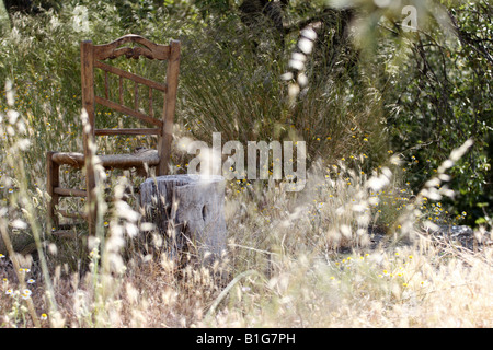 Verlassene Stuhl in einem Feld, Alpujarras, Andalusien, Spanien Stockfoto