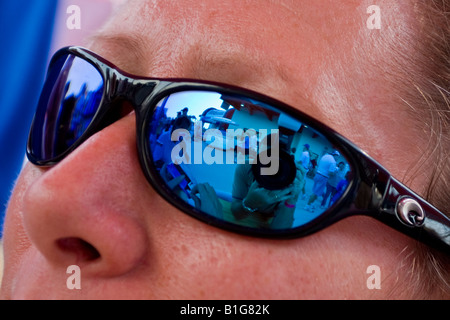 Nahaufnahme von verspiegelten Sonnenbrillen auf Gesicht der Frau Stockfoto