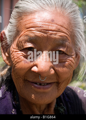 Porträt von alte nepalesische Frau in Sikkim Stockfoto