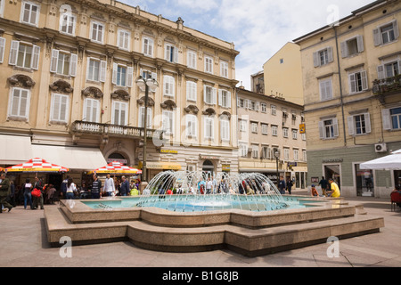 Brunnen in Jadranski Trg Platz mit Menschen und Geschäften im Stadtzentrum. Rijeka Kroatien Europa Stockfoto