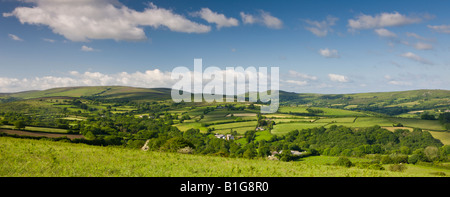 Hügeligem Ackerland des Dartmoor National Park Devon England Stockfoto