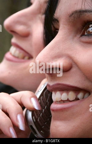Eine junge Frau am Handy Stockfoto