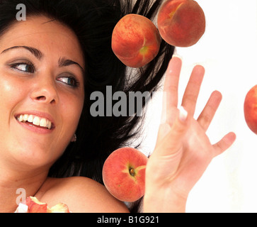 Porträt einer lächelnden Frau Essen Apfel Stockfoto