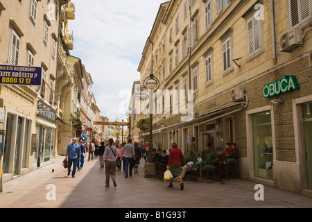 Rijeka Kroatien Europa Geschäfte Café und Gebäude in der Fußgängerzone Korzo beschäftigt mit Menschen im Stadtzentrum Stockfoto