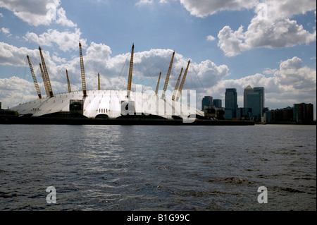 O2 Centre London von der Themse mit Canarey Warf im Hintergrund Stockfoto