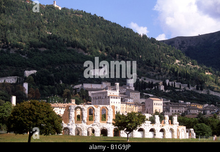 Italien Umbrien Gubbio Blick auf die Stadt mit dem römischen Theater im Vordergrund Stockfoto