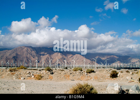 Wind Power Wind Rad Windenergieanlage neben Autobahn in California blauen Himmel und Freiflächen Stockfoto