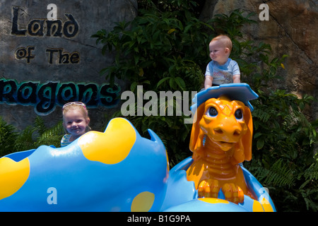 Kinder spielen auf einem Drachen-Display am Busch Gardens Florida USA Stockfoto