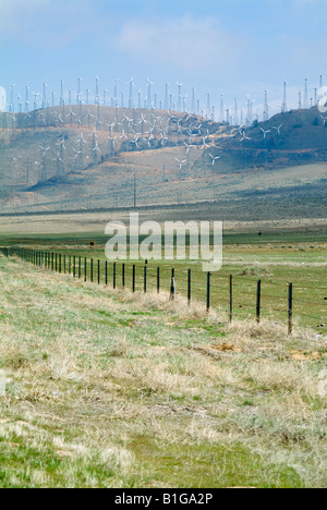 Wind Power Wind Rad Windenergieanlage neben Autobahn in California blauen Himmel und Freiflächen Stockfoto