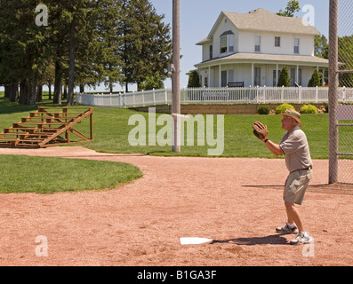 Kaukasischen Mann 50-60 Jahre Fänge Baseball im Feld der Träume Movie Site Dyersville Iowa USA Stockfoto