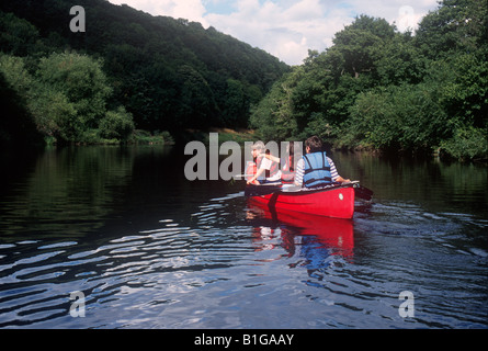 Kanufahren auf dem Fluss Wye in der Nähe von Hay on Wye Jugendliche Stockfoto