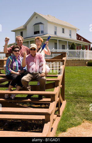 Kaukasische Freunde 55-60 Jahre genießen Feld der Träume Movie Site Dyersville Iowa USA Stockfoto