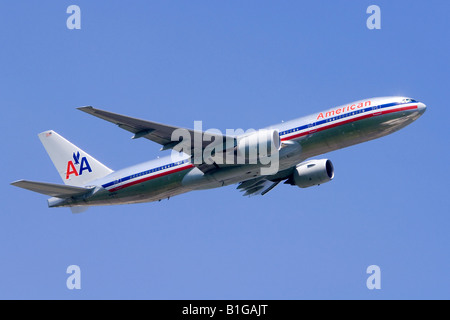 Boeing 777 bedient American Airlines Klettern vom Flughafen London Heathrow. Stockfoto