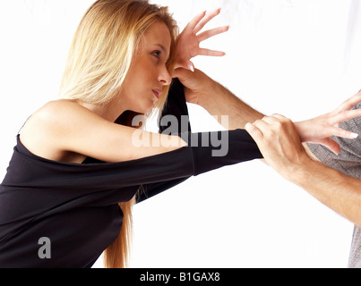 Seitenansicht von zwei Menschen, die kämpfen Stockfoto