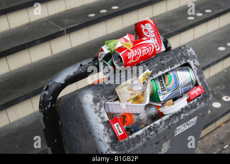 volle Abfallbehälter im öffentlichen Bereich Stockfoto