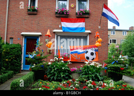 Niederländische Haus hergerichtet mit orangefarbenen Fahnen zur Unterstützung der Nationalmannschaft, die Teilnahme an der 2008 die Fußball-Europameisterschaft Stockfoto