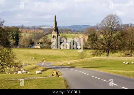 St.-Peters-Kirche und das Dorf Edensor, Derbyshire und der Peak District National Park Stockfoto