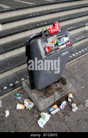 volle Abfallbehälter im öffentlichen Bereich Stockfoto