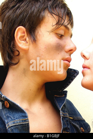Close-up Gesichtern des jungen Paares sahen einander Stockfoto