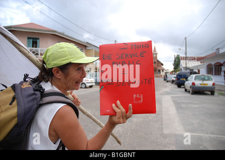 Lehrerin Frau in den Streik mit einem Banner und Leitmotiv in St-Laurent-du-Maroni-Französisch-Guayana Stockfoto