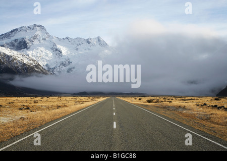 Straßen- und Mt Sefton Aoraki Mt Cook National Park South Canterbury Südinsel Neuseeland Stockfoto