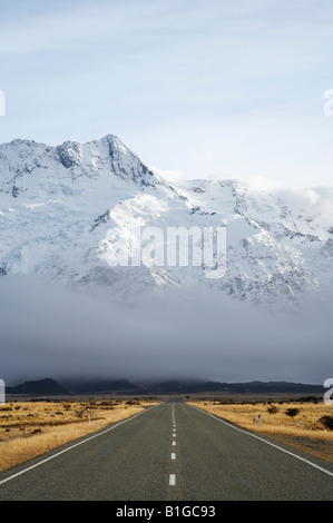 Straßen- und Mt Sefton Aoraki Mt Cook National Park South Canterbury Südinsel Neuseeland Stockfoto