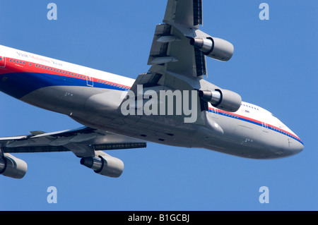 Boeing 747 von Malaysia Airlines Klettern vom Flughafen London Heathrow betrieben. Stockfoto