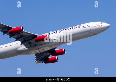 Airbus A340 bedient von Virgin Atlantic Klettern vom Flughafen London Heathrow Stockfoto