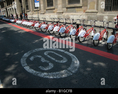 Miet-Fahrräder geparkt entlang der Ramblas Barcelona Spanien Stockfoto