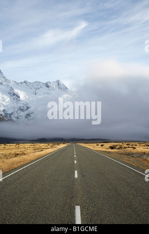 Straßen- und Mt Sefton Aoraki Mt Cook National Park South Canterbury Südinsel Neuseeland Stockfoto