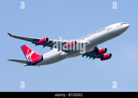 Airbus A340 bedient von Virgin Atlantic Klettern vom Flughafen London Heathrow Stockfoto