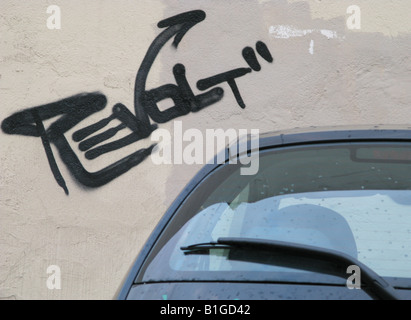 Graffitti bedeckt Wand mit Detail parkenden Autos im Stadtgebiet Stockfoto