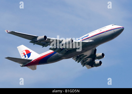 Boeing 747 von Malaysia Airlines Klettern vom Flughafen London Heathrow betrieben. Stockfoto