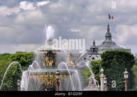 Brunnen der Place De La Concorde in Paris und Le Grand Palais Stockfoto
