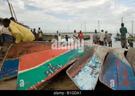 Hölzerne Angeln Kanu kopfüber am Strand von Port Mocímboa da Praia, Mosambik liegen Stockfoto