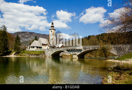 St John the Baptist Church & Steinbrücke - Bohinj See Stockfoto