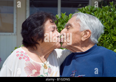 Älteres Ehepaar Hispanic küssen außerhalb ihrer Anhänger in Lancaster, Kalifornien Stockfoto