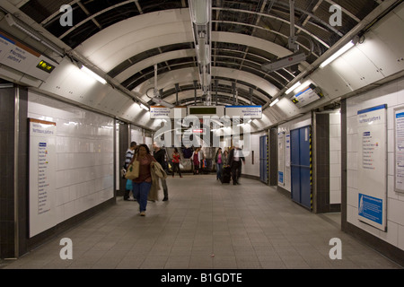 Oxford Circus U-Bahn Station Passenger Concourse für Victoria Line und Bakerloo Linie Richtung Norden Züge Stockfoto