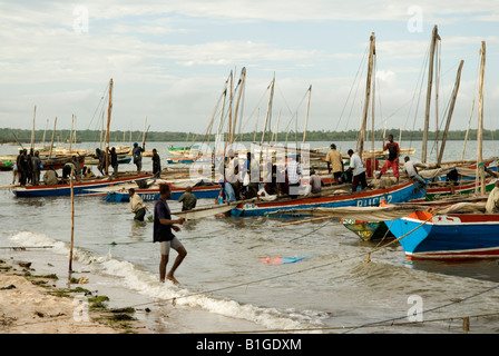 Dhaus Passagiere aussteigen vertäut im Hafen von Mocímboa da Praia, Mosambik Stockfoto