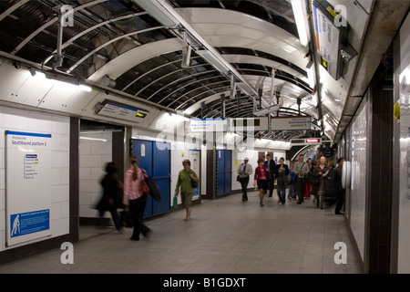 Oxford Circus U-Bahn Station Passenger Concourse für Victoria Line und Bakerloo Linie Richtung Süden Züge Stockfoto