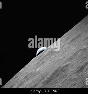 Der Halbmond Erde erhebt sich über dem lunar Horizont Stockfoto